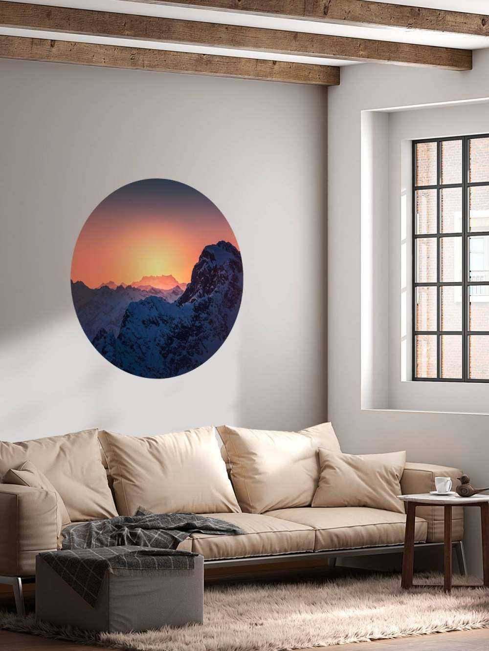 Besneeuwde bergtop bij vurige zonsopkomst