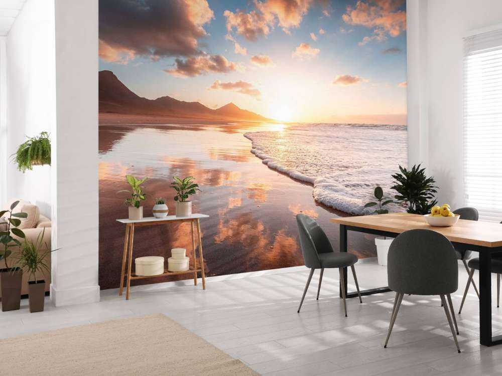 Gouden zonsondergang aan stille kust