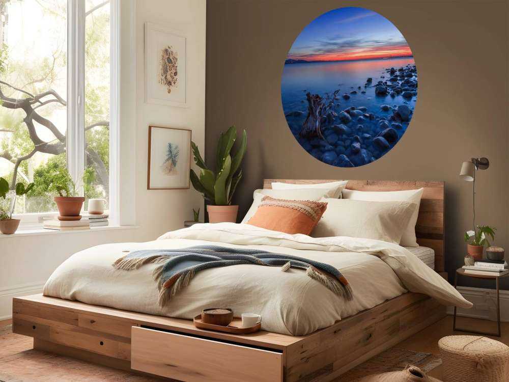 Rotsige oever bij avondlicht