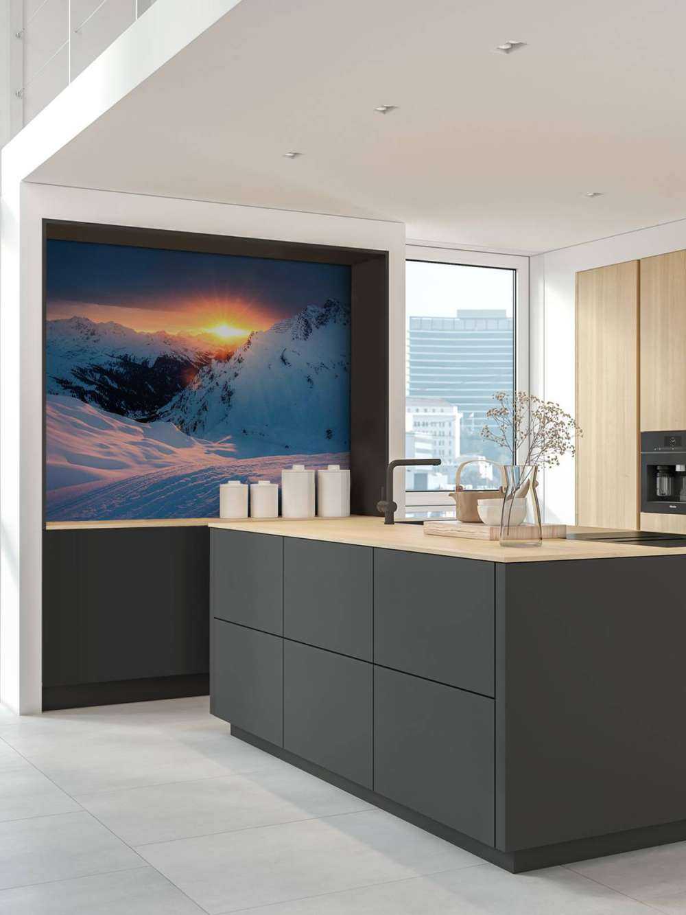 Ondergaande zon boven besneeuwde alpentoppen