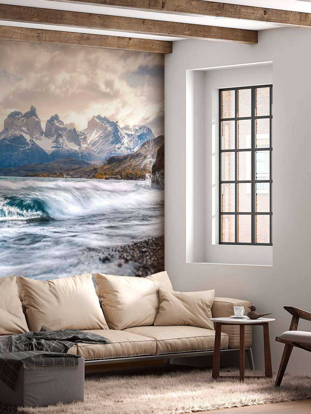 Ruige golfslag aan bergmeer