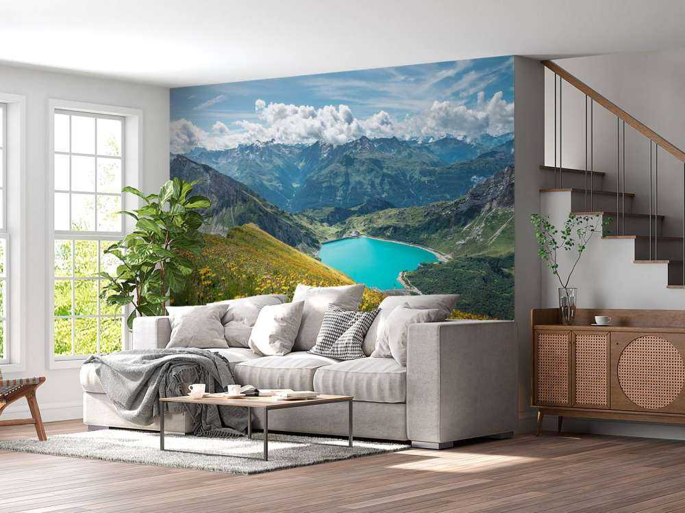 Bloemenweide boven turquoise bergmeer