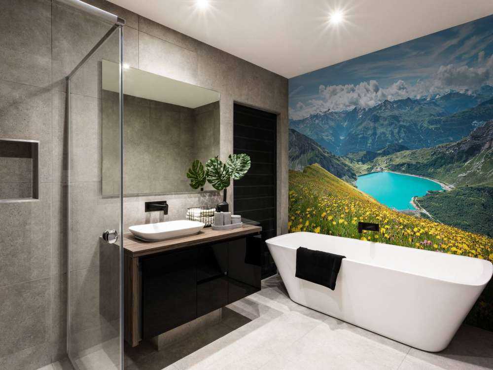 Bloemenweide boven turquoise bergmeer