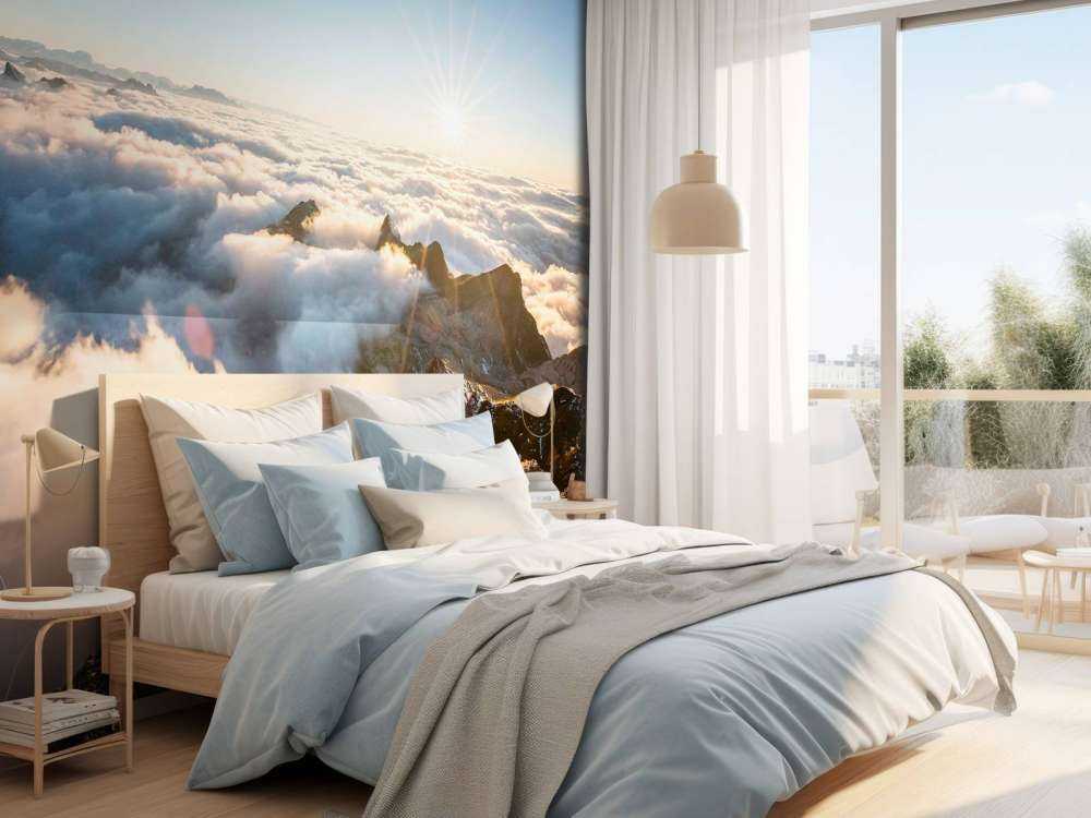 Zon boven wolkendek en bergtoppen