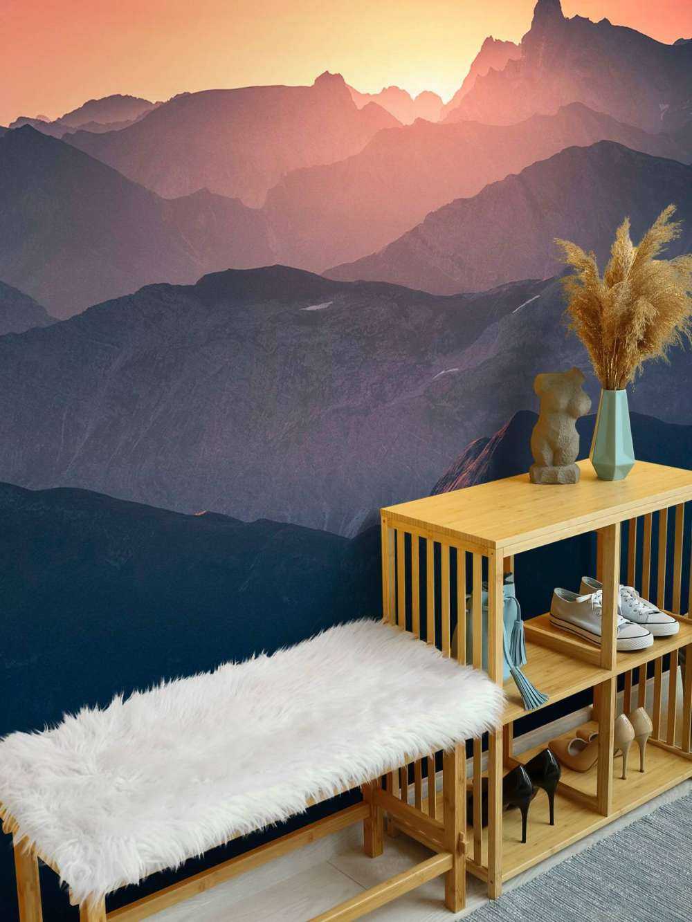 Zonsopkomst over paarse bergflanken