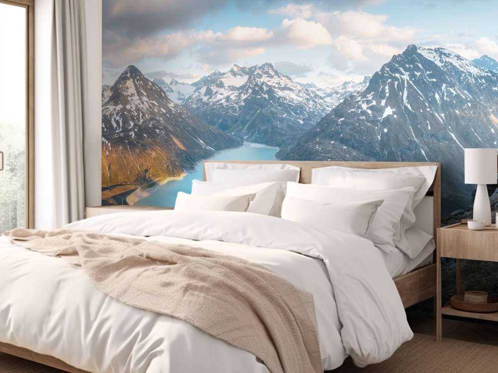 Uitzicht over alpenmeer bij zonsondergang