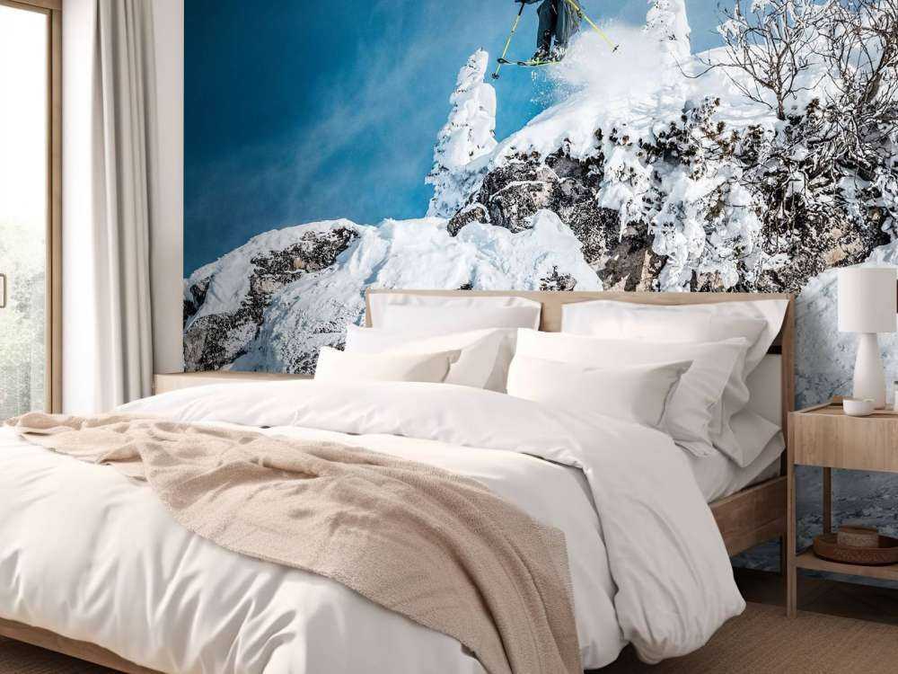 Freestyle skiër in besneeuwde bergwereld