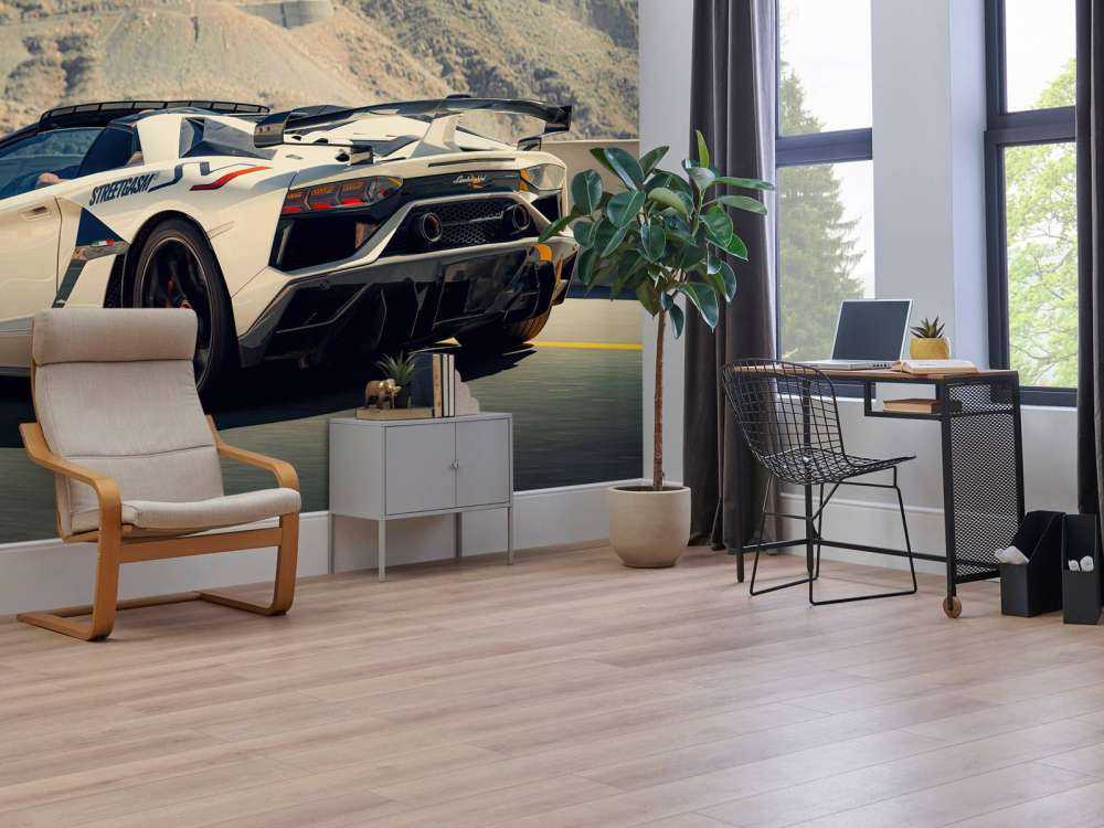 Witte supercar op bergpas