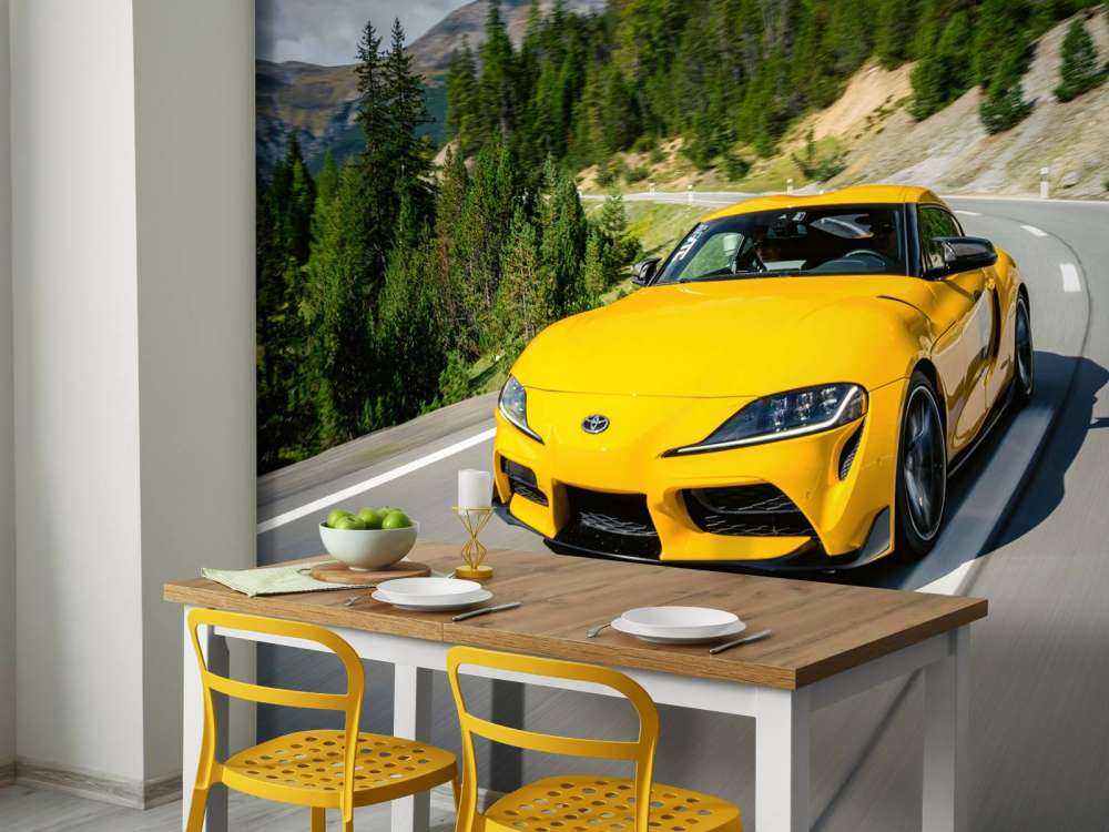 Gele Toyota Supra in bergen