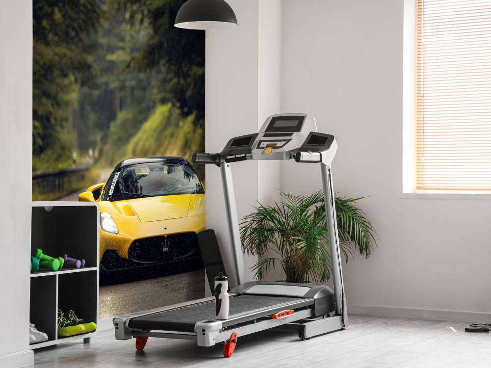 Gele Maserati in het groene woud