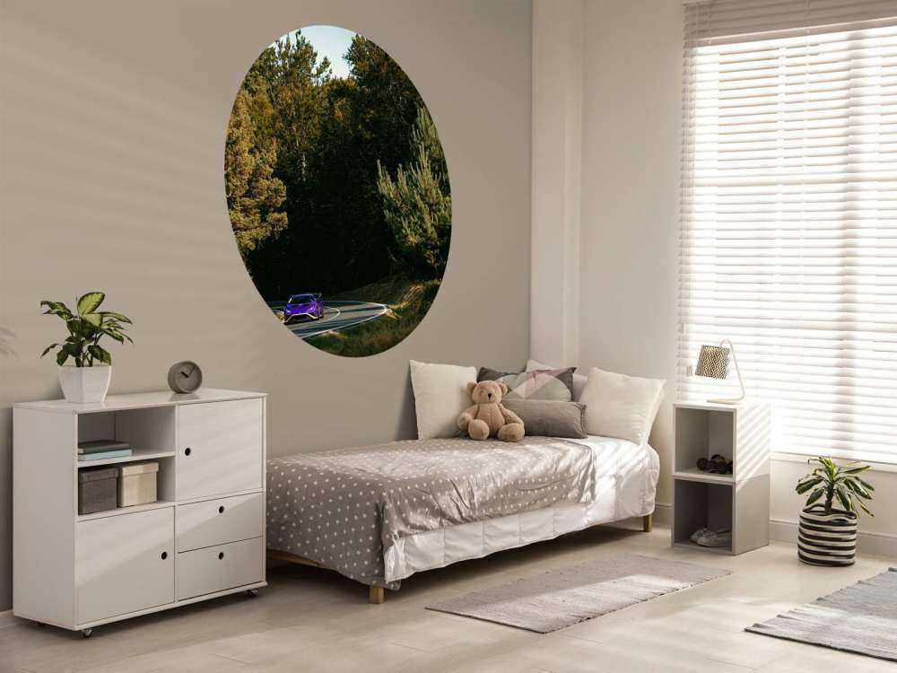 Paarse Lamborghini Huracán in boslandschap