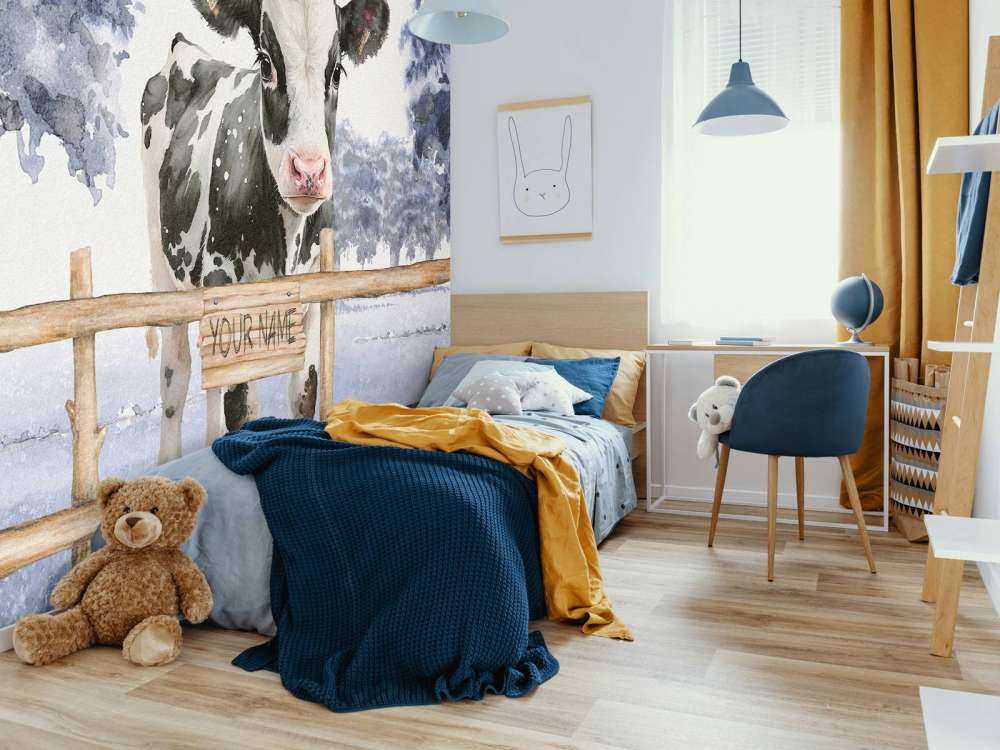 Jonge koe in een weiland blauw