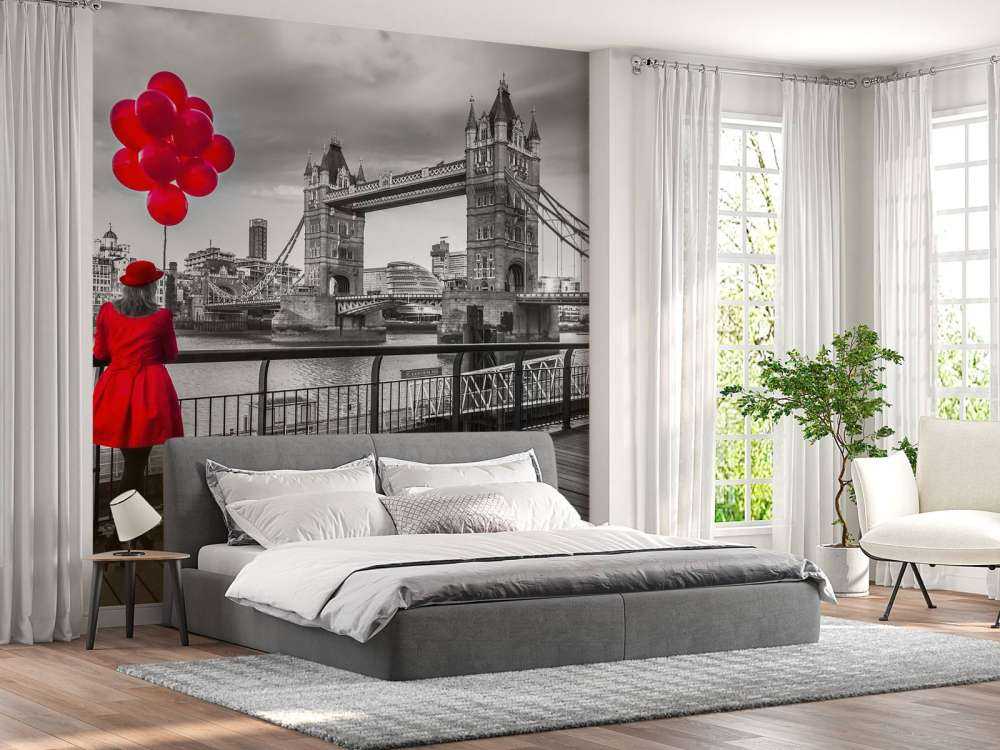 Vrouw bij de Tower bridge