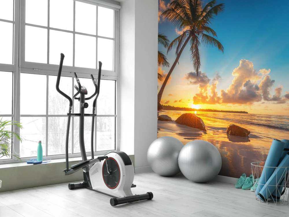 Tropisch strand bij zonsondergang