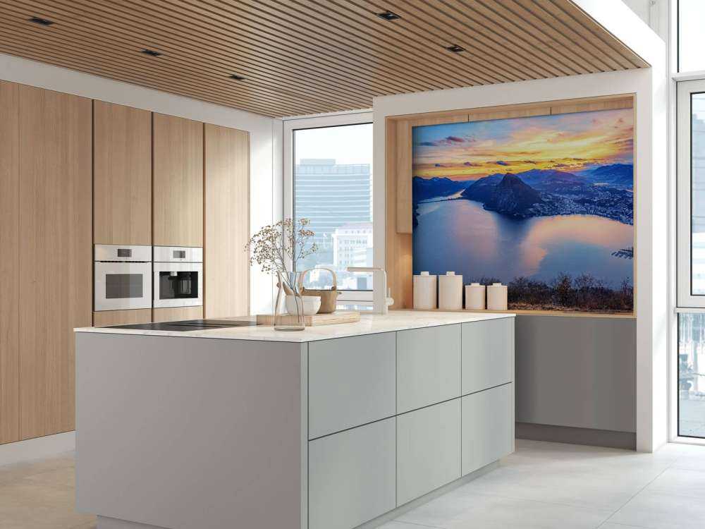 Bovenaanzicht op een stad met bergen