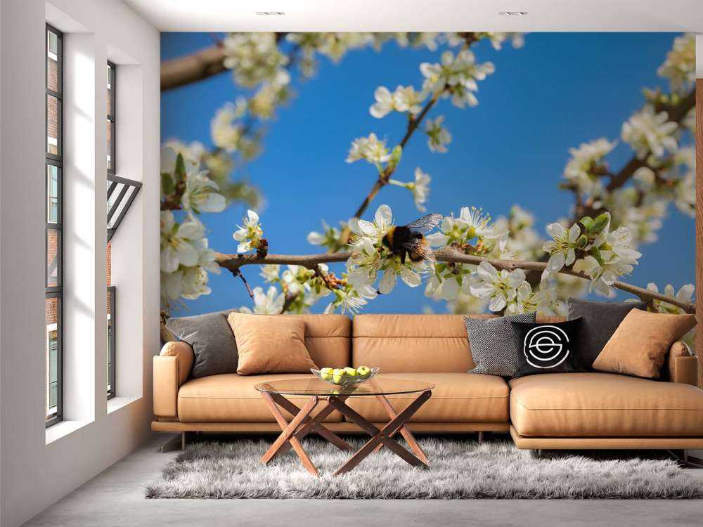 Hommel met witte bloesems