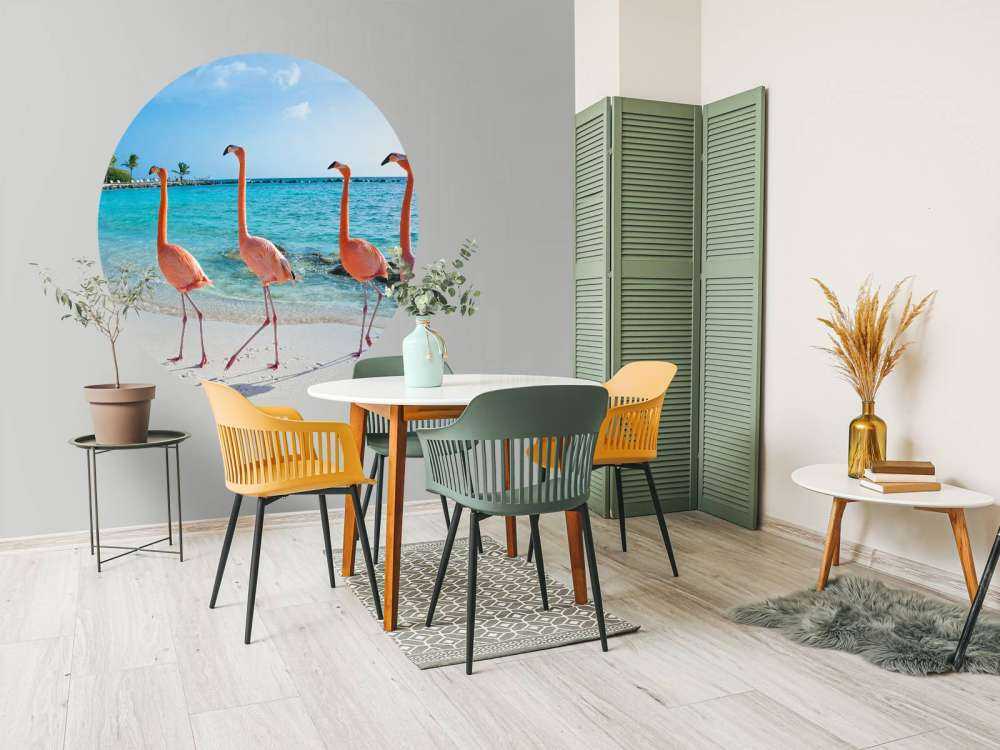 Rij van flamingo's op het strand