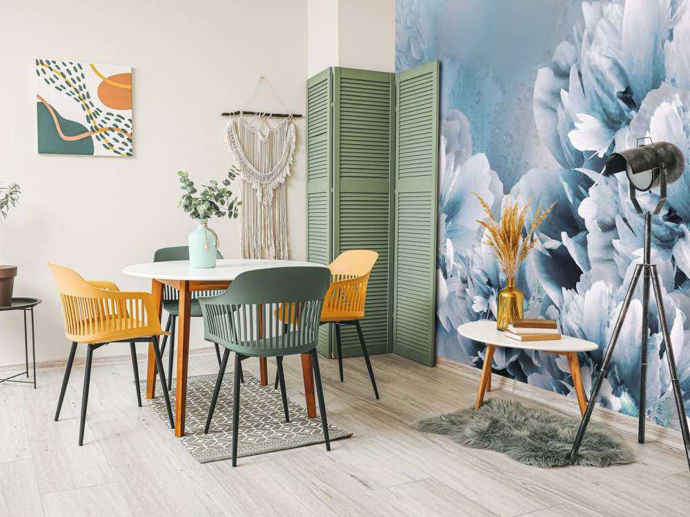 Lichtkleurige bloemen met een blauwe achtergrond