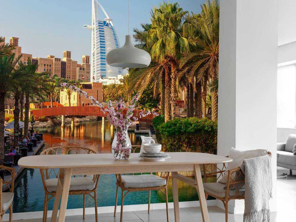 Burj Al Arab met palmbomen op de voorgrond