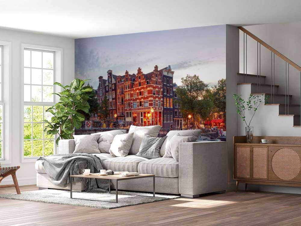 Amsterdamse grachtenpanden met boten op de voorgrond