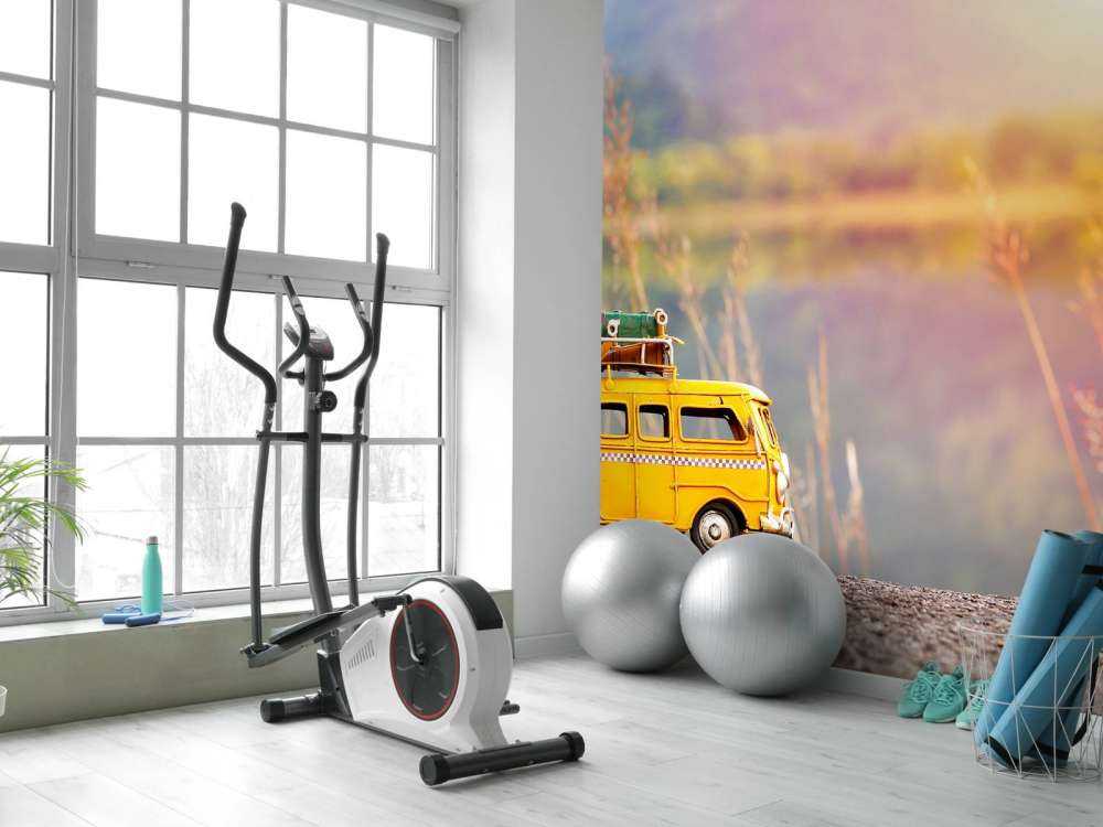 Miniatuur gele bus in de natuur