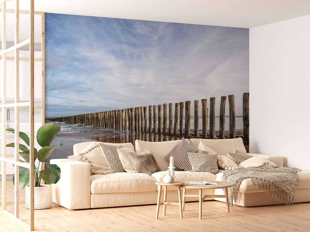 Houten golfbreker aan de kust bij Cadzand bad