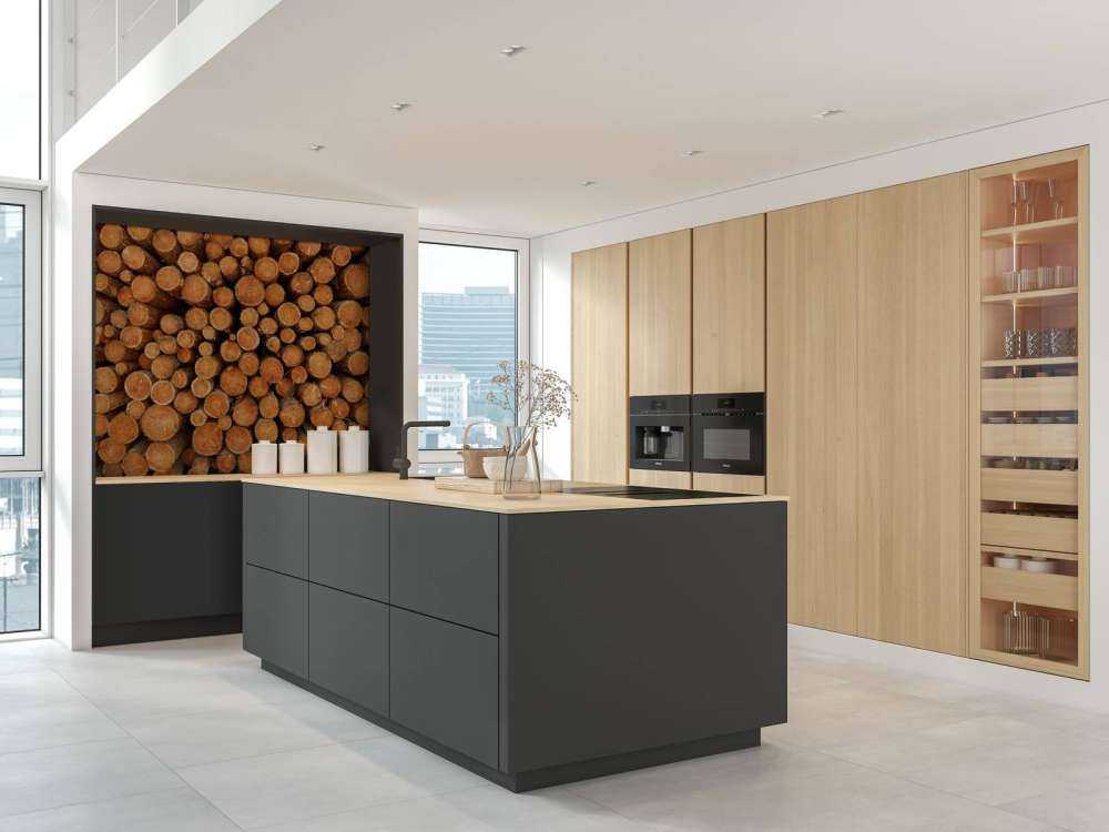 Stapel donkere boomstammen